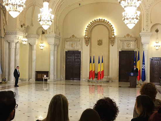  Yehuda Bauer receives his award from President Klaus Iohannis